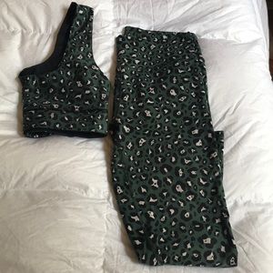 Fabletics Set- Green Powerhold leopard print-large